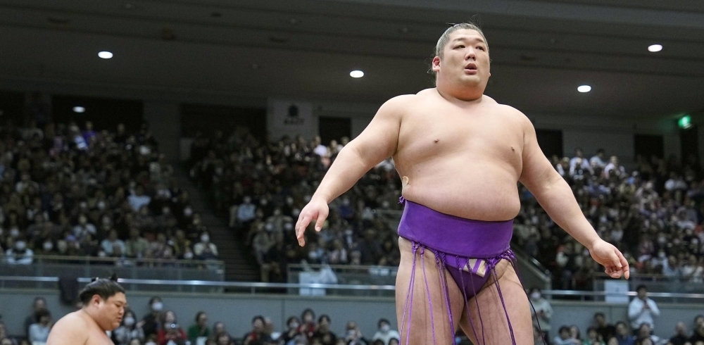 With 56 of his first 66 career wins coming via sumo’s two most fundamental techniques (namely frontal push out and frontal force out), Takerufuji utilizes a straight-ahead traditional style that is sure to endear him to purists.