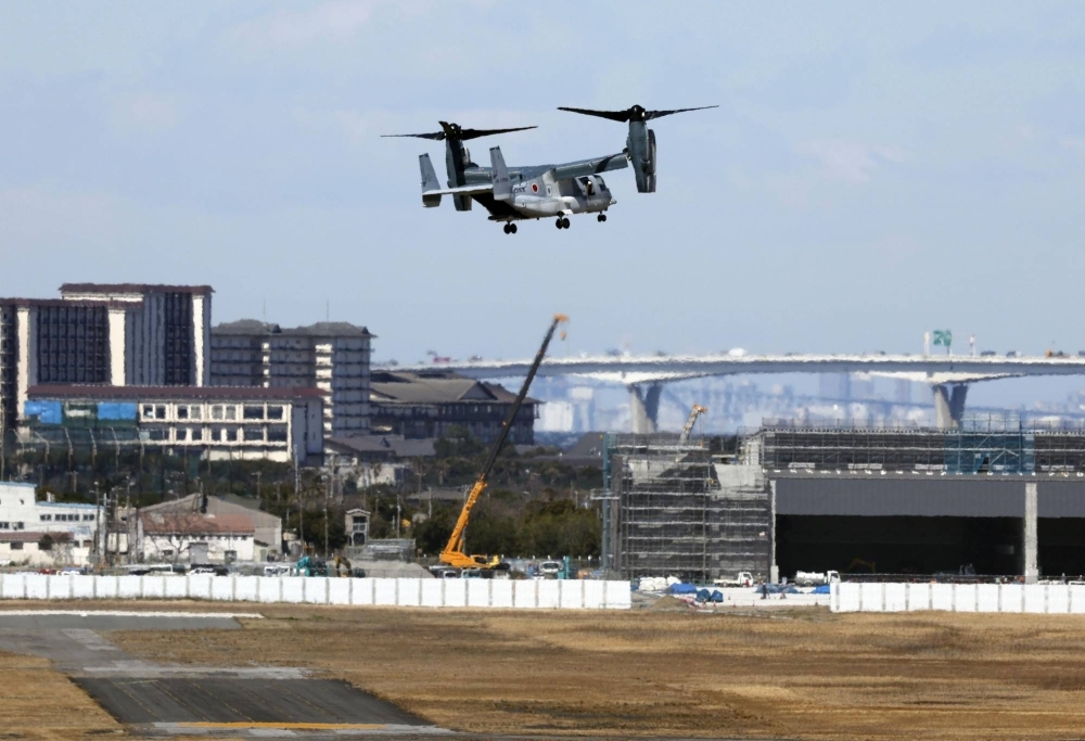 A V-22 Osprey takes off from Ground Self-Defense Force's Camp Kisarazu in Chiba Prefecture on Thursday. 