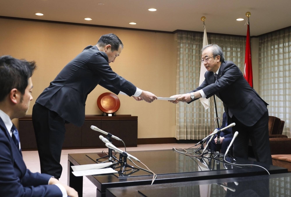 Yoshifumi Murase, commissioner of the industry ministry's Agency for Natural Resources and Energy, (left) meets Niigata Gov. Hideyo Hanazumi on Thursday in Niigata Prefecture in an effort to seek understanding for restarting Tokyo Electric Power Company Holdings' Kashiwazaki-Kariwa nuclear plant.