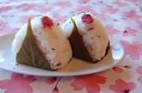 During cherry blossom season, lunchtime thoughts turn to outdoor picnicking, and savory sakura-flavored rice bundles are the perfect choice. | ELIZABETH ANDOH
