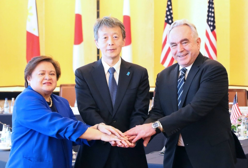 Maria Theresa Lazaro (left), an undersecretary of the Philippine Foreign Affairs Department, Vice Foreign Minister Masataka Okano (center) and U.S. Deputy Secretary of State Kurt Campbell before their talks in Tokyo on Thursday