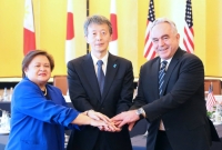 Maria Theresa Lazaro (left), an undersecretary of the Philippine Foreign Affairs Department, Vice Foreign Minister Masataka Okano (center) and U.S. Deputy Secretary of State Kurt Campbell before their talks in Tokyo on Thursday | Jiji