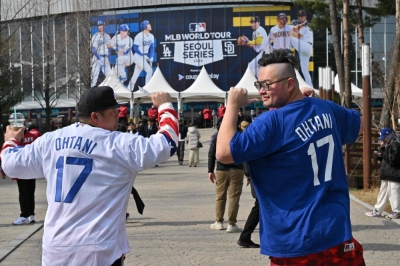 Fans of Los Angeles Dodgers star Shohei Ohtani outside the Gocheok Sky Dome in Seoul on Wednesday. 