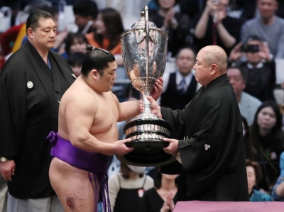 Takerufuji compiled a 13-2 record in Osaka to become the first wrestler since Ryogoku in 1914 to win his maiden 15-day competition in the top division.