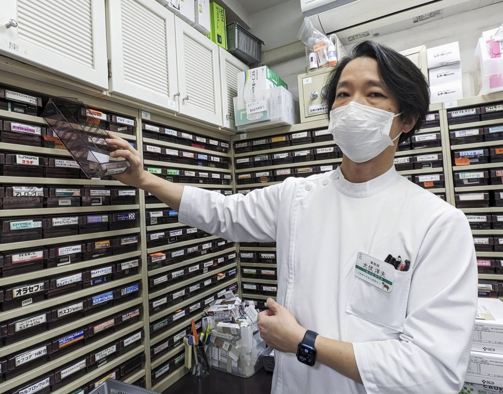 Hiroo Inubuse, a pharmacist at Echizenbori Drugstore in Tokyo, said that the drug shortage has been severe since last summer.