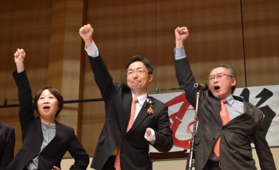 Takashi Kimura (center) won the Kumamoto gubernatorial election on Sunday.