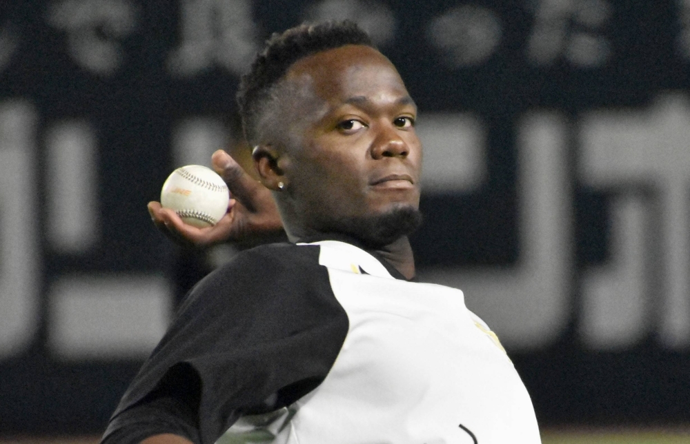 SoftBank Hawks pitcher Livan Moinelo plays catch at PayPay Dome in Fukuoka on Monday.
