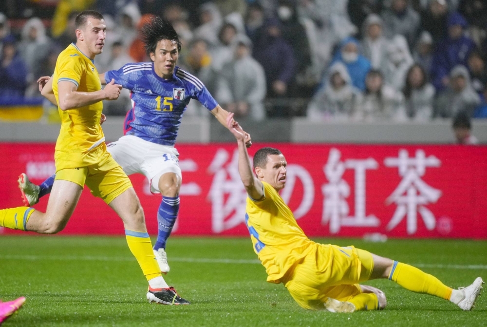 Satoshi Tanaka (second from left) scores Japan's second goal against Ukraine during the second half of their under-23 soccer friendly on Monday in Kitakyushu.