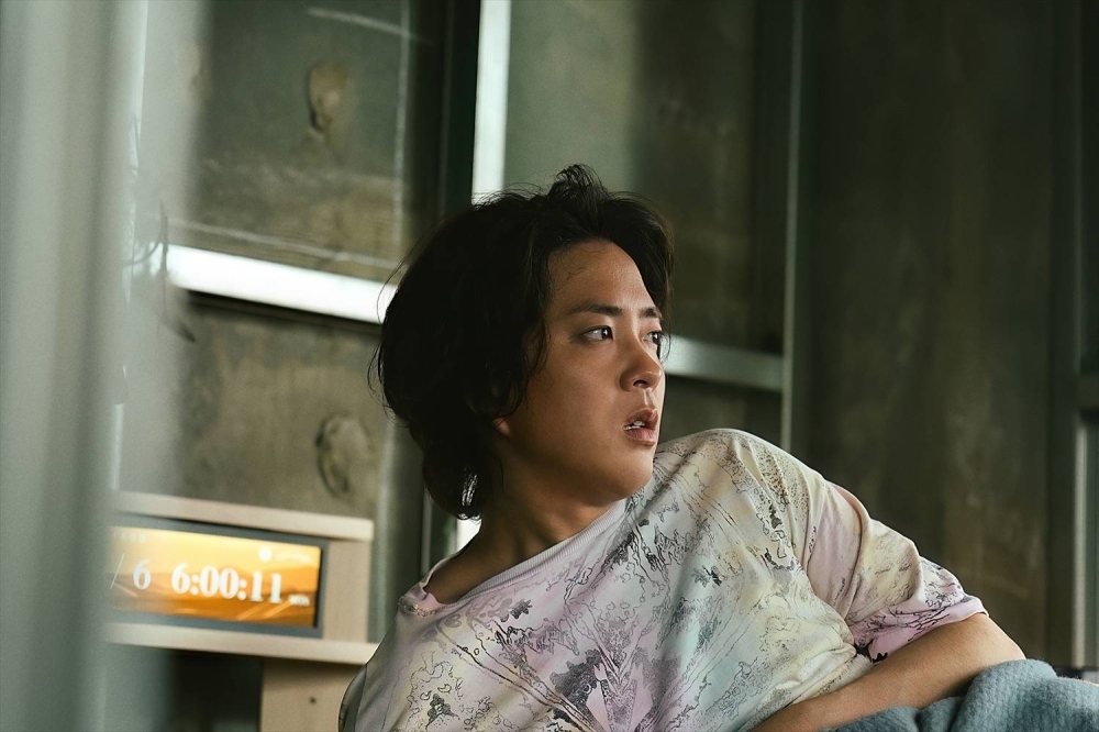 Ryuya Wakaba incarne un homme déterminé à tuer la personne qui a assassiné sa petite amie, pour se rendre compte qu'il est obligé de revivre encore et encore le même jour avec son ennemi toujours en vie dans "Penalty Loop". Ryuya Wakaba incarne un homme déterminé à tuer la personne qui a assassiné sa petite amie, pour se rendre compte qu'il est obligé de revivre encore et encore le même jour avec son ennemi toujours en vie dans "Penalty Loop".