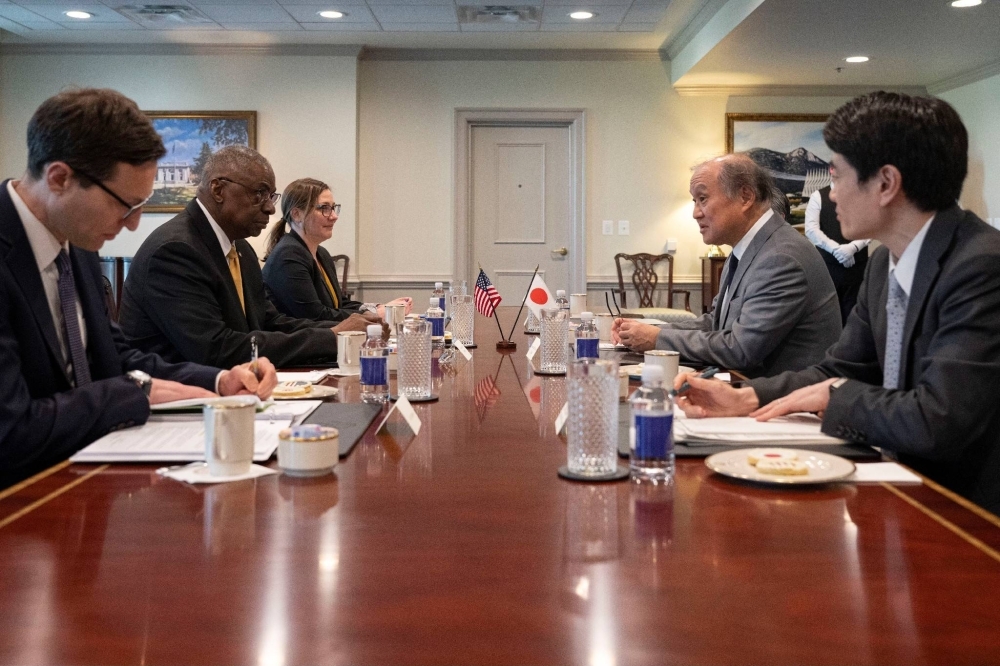 Takeo Akiba, head of Japan's National Security Secretariat (second from right), meets with U.S. Defense Secretary Lloyd Austin (second from left) at the U.S. Defense Department in Washington on Monday.