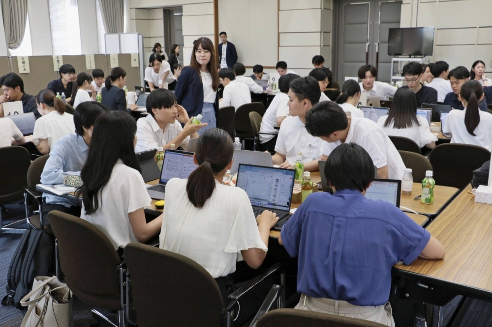 University students take part in an internship program offered by Tokyo Marine & Nichido Fire Insurance in Tokyo's Shibuya Ward in August.