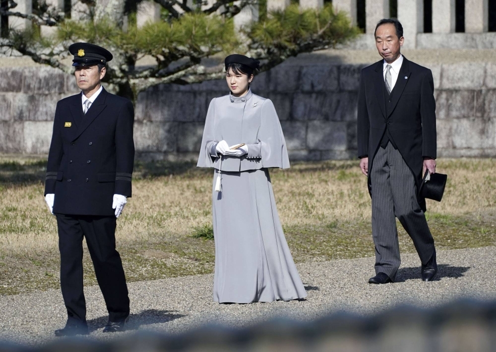 Princess Aiko visits the mausoleum of Emperor Jinmu in the city of Kashihara in Nara Prefecture on Wednesday.