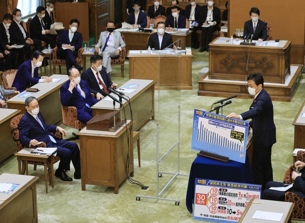 Prime Minister Yoshihide Suga (left) and Yuichiro Tamaki (right), leader of the Democratic Party for the People, hold a party leaders' debate in June 2021.