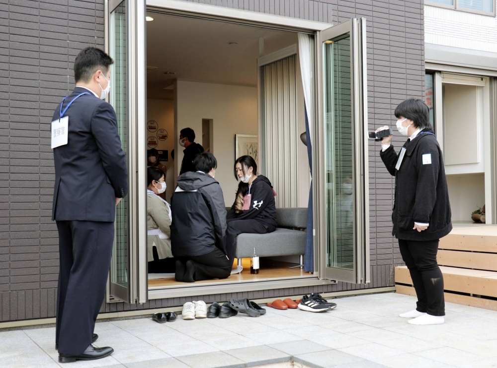 Child consultation center workers and police officers hold a joint training session in Chiba Prefecture last November.