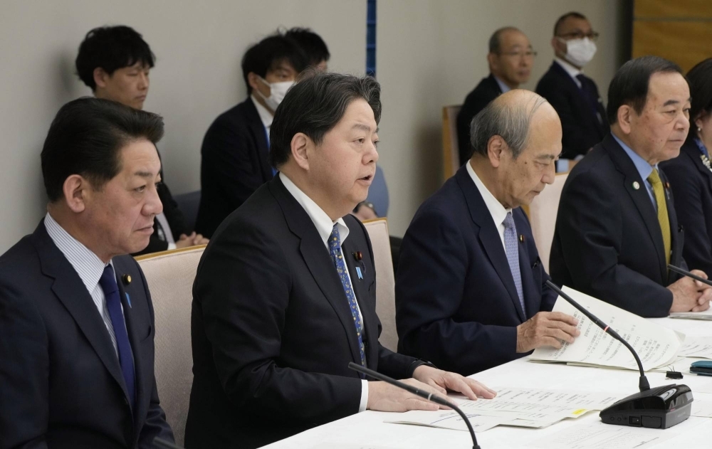 Chief Cabinet Secretary Yoshimasa Hayashi (second from left) speaks at a ministerial meeting on acceptance of foreign workers on Friday at the Prime Minister's Office.
