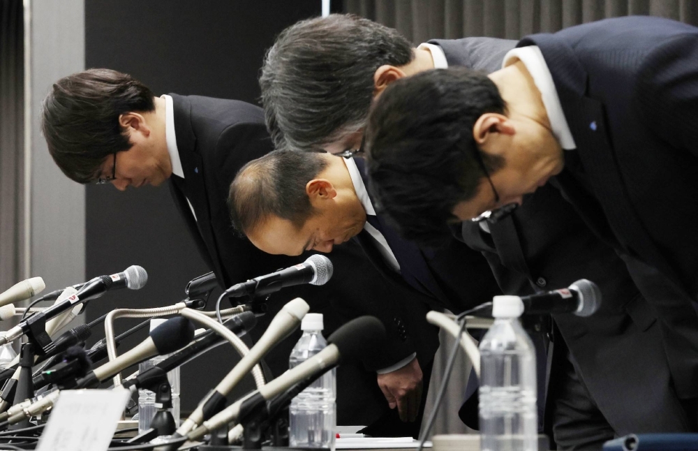 Kobayashi Pharmaceutical President Akihiro Kobayashi (second from left) and other executives apologize for the deaths and other health damage associated with its dietary supplements, in the city of Osaka on Friday.