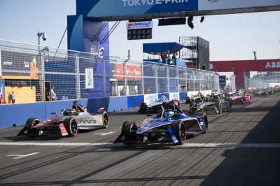Drivers speed toward the first corner at the start of the first Tokyo E-Prix. 