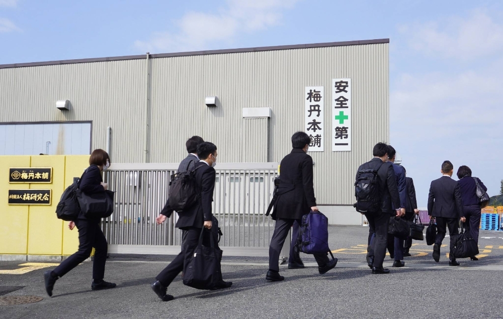 Officials from the health ministry arrive at Kobayashi Pharmaceutical's plant in Kinokawa, Wakayama Prefecture, on Sunday for inspection.