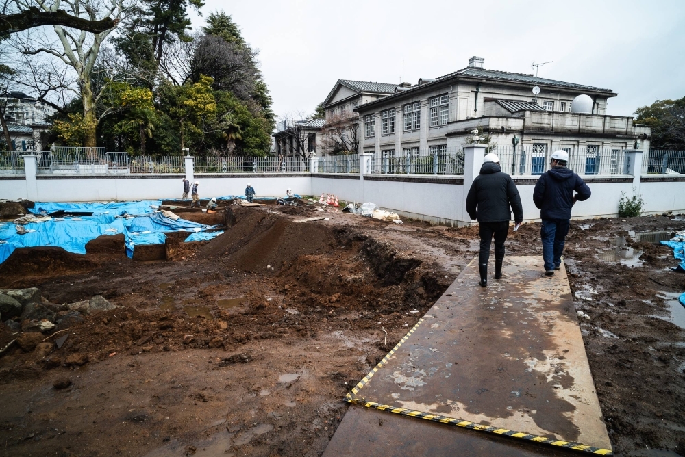 A site in Chiyoda Ward, Tokyo, that formerly belonged to the British Embassy, was discovered to have artifacts and dwellings from the city's past.