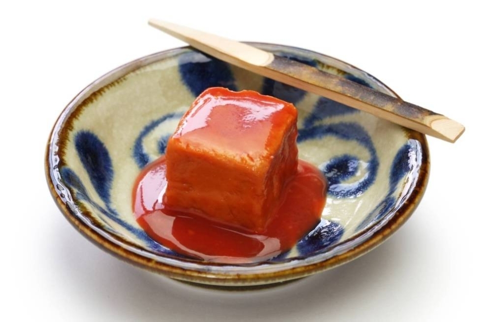 Beni kо̄ji has been widely used in Japan and elsewhere as a food additive, and features prominently in Okinawan cuisine, particularly in a dish called tо̄fuyо̄.