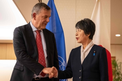 Foreign Minister Yoko Kamikawa (right) meets with UNRWA head  Philippe Lazzarini in Tokyo on March 28.