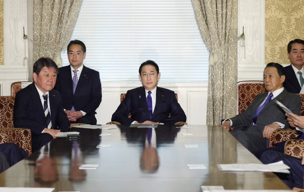 Liberal Democratic Party Secretary-General Toshimitsu Motegi (left), Prime Minister Fumio Kishida (center), and Taro Aso, the party's vice president, meet in Tokyo on Monday.