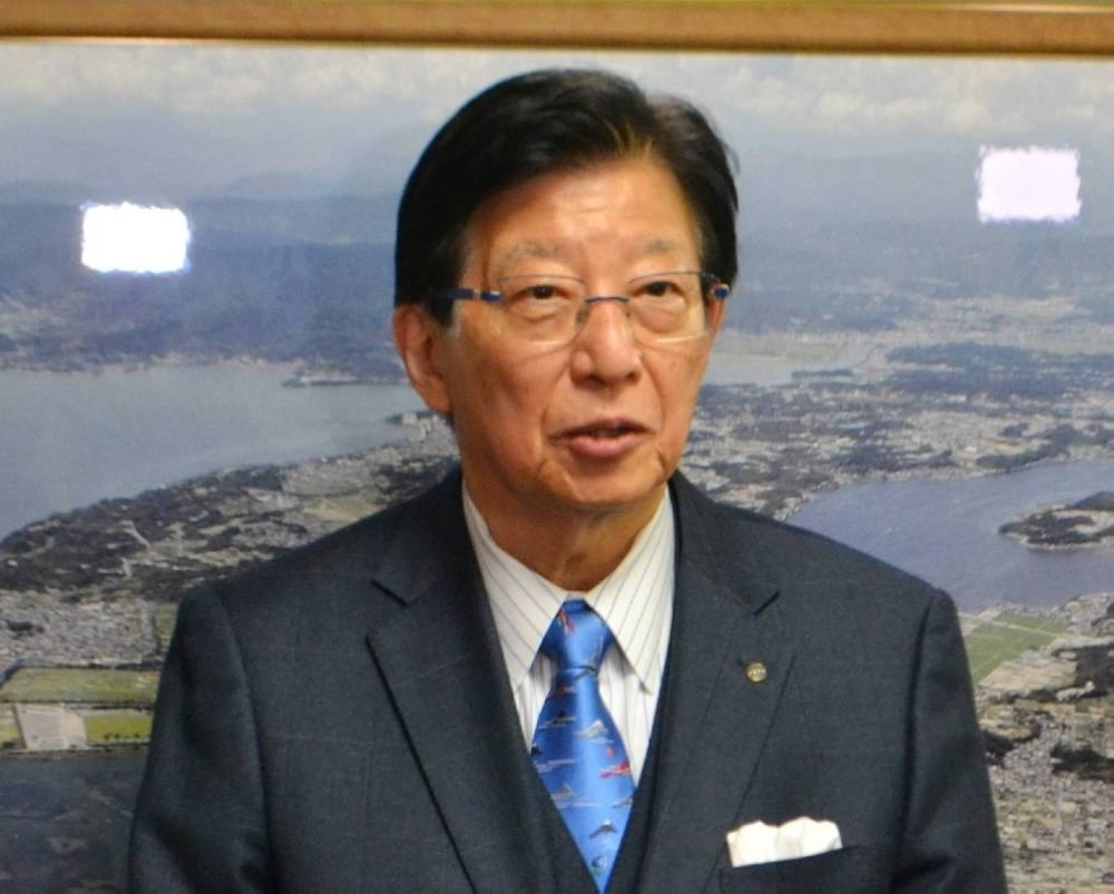 Heita Kawakatsu, governor of Shizuoka Prefecture, explains his remarks at the prefectural government office on Tuesday.