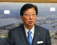 Heita Kawakatsu, governor of Shizuoka Prefecture, explains his remarks at the prefectural government office on Tuesday. | Jiji