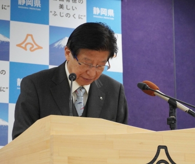 Shizuoka Gov. Heita Kawakatsu apologizes for his gaffe at a news conference in Shizuoka on Wednesday.