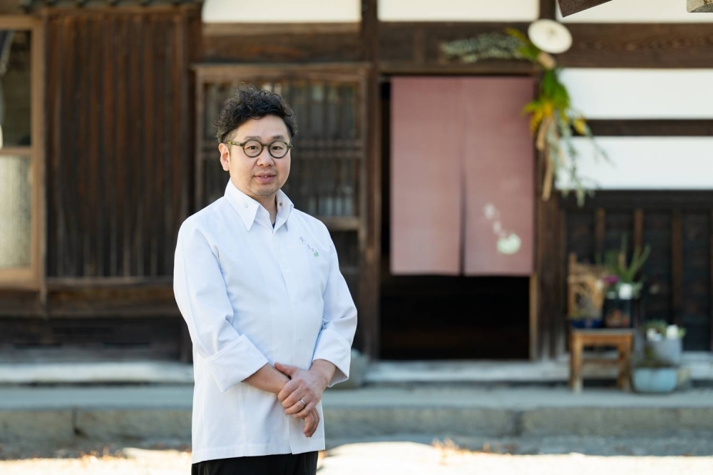 In 2017, chef Shinsaku Suzuki moved to the Yatsugatake region of Yamanashi Prefecture with his wife, Emi Ishida, after locating the perfect premises: a splendid 170-year-old traditional Japanese house.