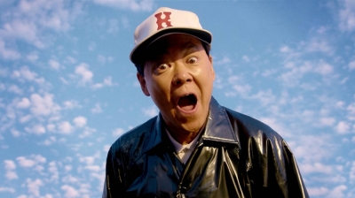 “Extremely Inappropriate!” centers on Ichiro Ogawa (played by Sadao Abe), a crude high school teacher who is chain-smoking his way through 1986. He accidentally ends up on a bus that turns out to be a time machine, which drives him to 2024.