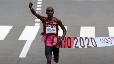 Eliud Kipchoge of Kenya crosses the finish line to win gold in the 2020 Tokyo Olympics men's marathon, in Sapporo in August 2021.