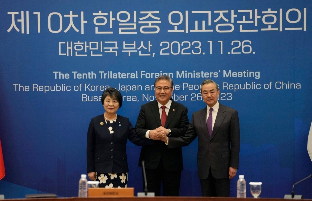 Foreign Minister Yoko Kamikawa (left), South Korean Foreign Minister Park Jin (center) and Chinese Foreign Minister Wang Yi prior to the trilateral foreign ministers' meeting in Busan, South Korea, in November