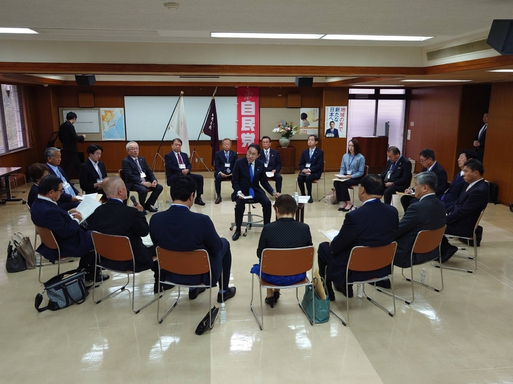 Prime Minister Fumio Kishida (center) listens to participants of the regional roundtable dialogue session on political reform held in the city of Kumamoto on Saturday.