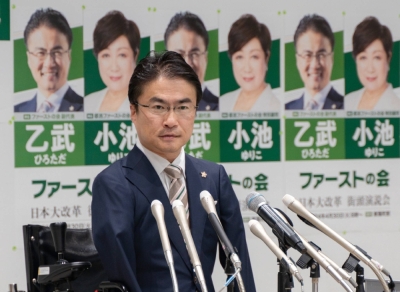 Author Hirotada Ototake declares his candidacy for the April 28 House of Representatives by-election in the Tokyo No. 15 constituency during a news conference in Tokyo Monday.