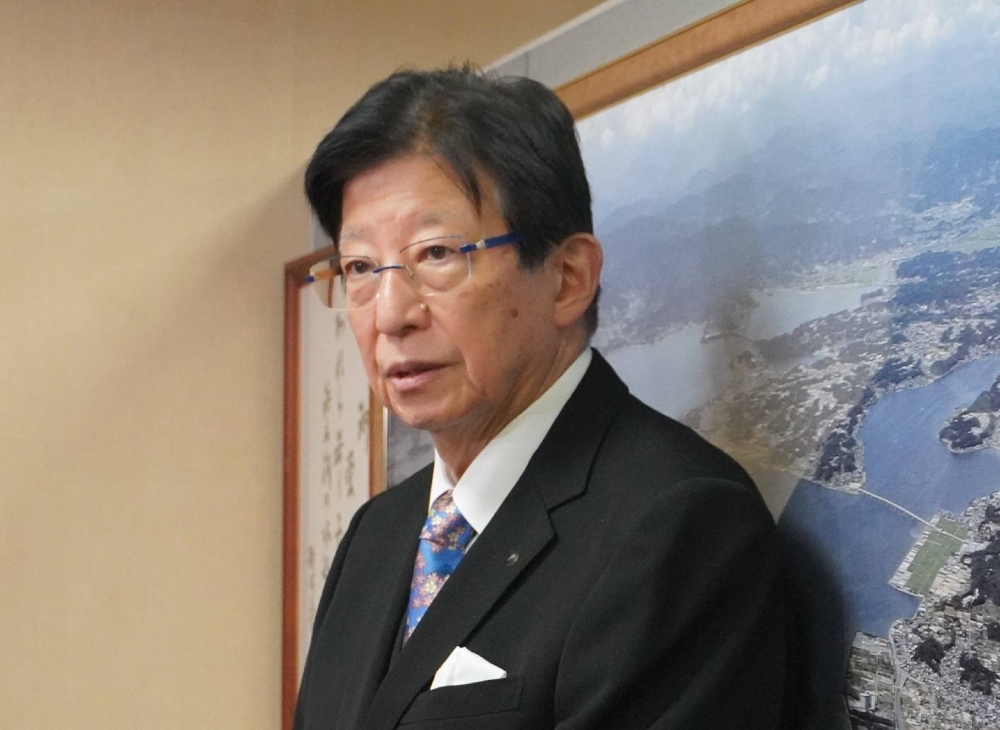 Shizuoka Gov. Heita Kawakatsu speaks to reporters at the prefectural government office on Friday.