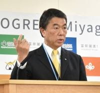 Miyagi Gov. Yoshihiro Murai speaks at a a news conference in Sendai on Monday. | Jiji