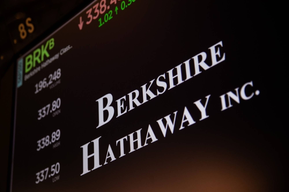 Warren Buffett’s Berkshire Hathaway would be the first major non-financial overseas debt issuer to sell yen bonds after the Bank of Japan last month scrapped the world’s last negative interest rate.