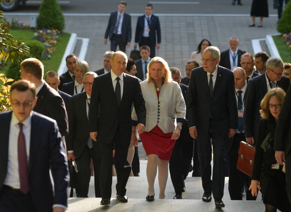 Russian President Vladimir Putin (left to right), Austrian Foreign Minister Karin Kneissl and Austrian President Alexander Van der Bellen in Sochi, Russia, on May 15, 2019.