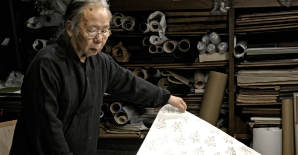 Kenkichi Senda, the 11th-generation studio master of the Kyoto "karakami" (decorative paper) manufacturer Karacho, reveals some of the patterns of the universe in “Ripples of Physis.”
