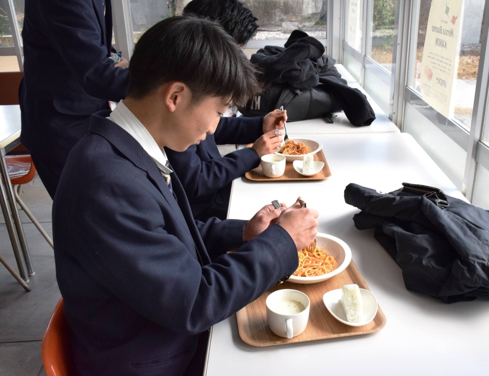 Hiroshima Kanon Senior High School in the city of Hiroshima opened a cafeteria serving authentic Italian cuisine in December last year after Hoyu, which had been entrusted with cafeteria operations, went bankrupt in September.