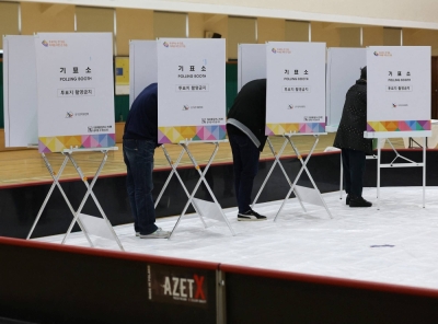 People vote at a polling station during the 22nd parliamentary election in Seoul on Wednesday. 