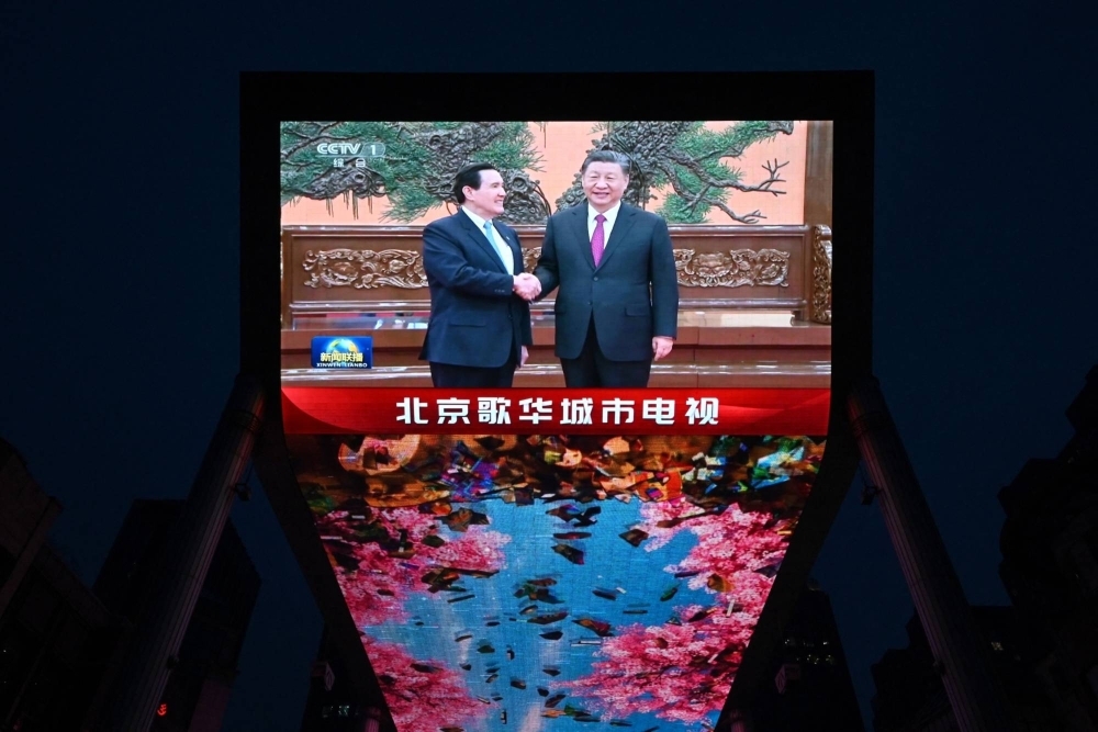 Coverage of Xi Jinping's meeting with former Taiwan President Ma Ying-jeou in Beijing on Monday