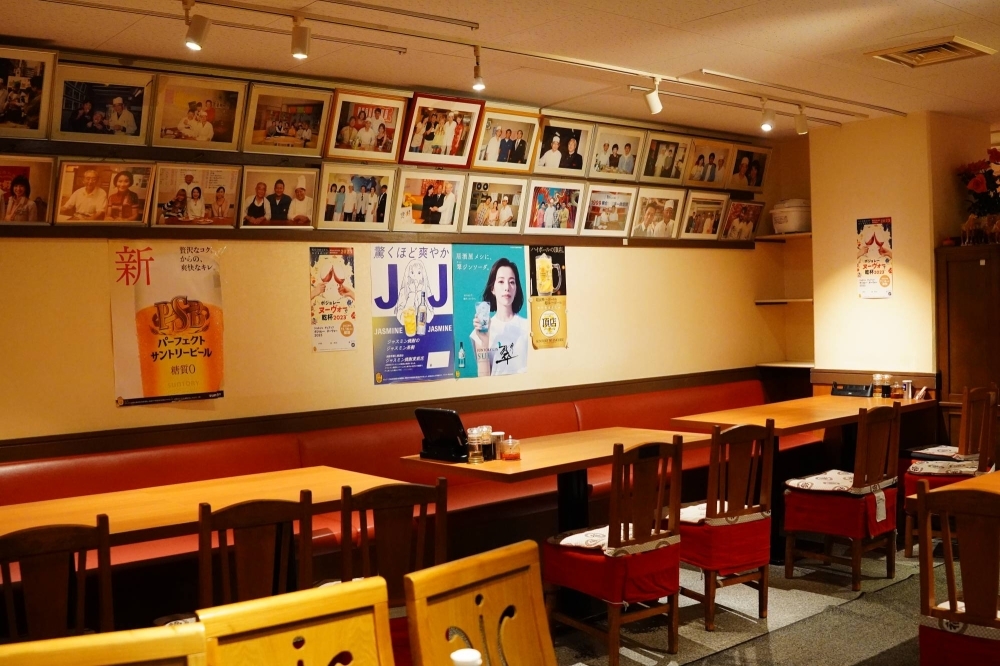 Nihao’s second, larger location is decorated with photos of noteworthy guests along with warm lighting and simple but comfortable furniture. 