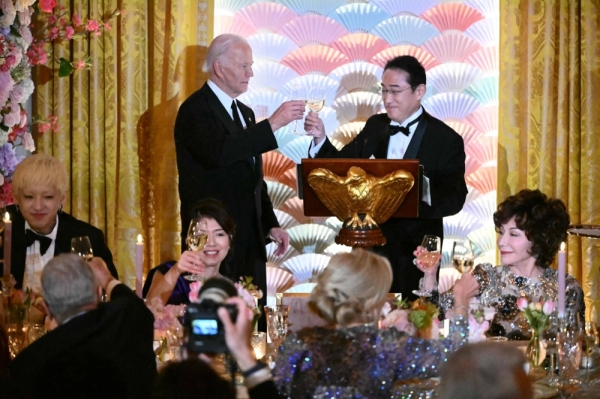 Yoasobi member Ayase (far left) joins U.S. President Joe Biden and Japanese Prime Minister Fumio Kishida in a toast during a state dinner at the White House on Wednesday.