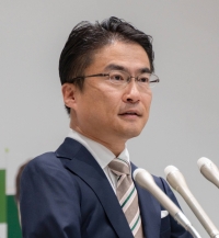 Author Hirotada Ototake declares his candidacy for the April 28 House of Representatives by-election in the Tokyo No. 15 constituency during a news conference in Tokyo on Monday. | Jiji