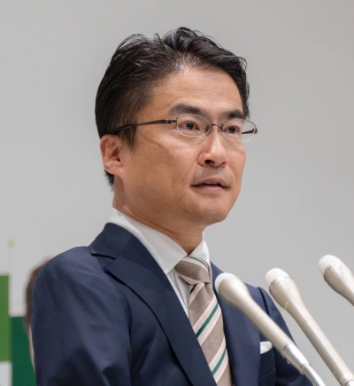Author Hirotada Ototake declares his candidacy for the April 28 House of Representatives by-election in the Tokyo No. 15 constituency during a news conference in Tokyo on Monday.