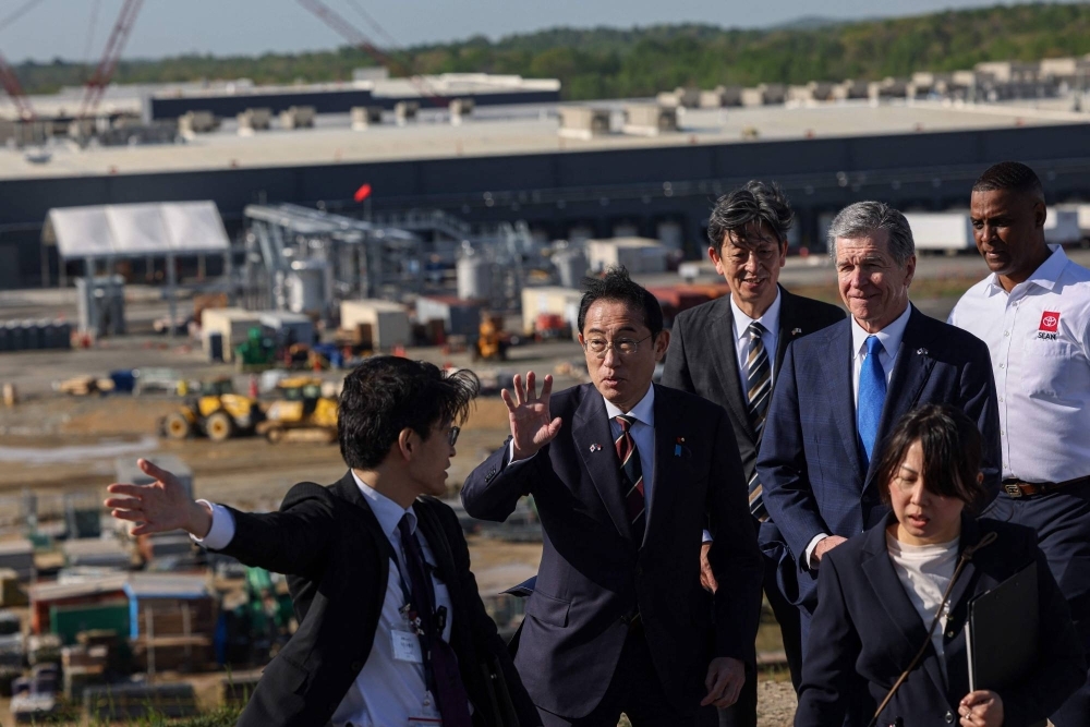 Prime Minister Fumio Kishida tours a new Toyota battery factory in Liberty, North Carolina, with state Gov. Roy Cooper (second from right) on Friday.