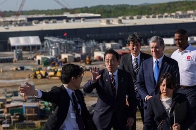 Prime Minister Fumio Kishida tours a new Toyota battery factory in Liberty, North Carolina, with state Gov. Roy Cooper (second from right) on Friday.