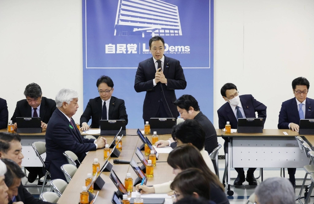 LDP lawmaker Keisuke Suzuki, who heads a task force on the possible revision of the political funds control law, speaks during a meeting at the party's headquarters in Tokyo on Friday.